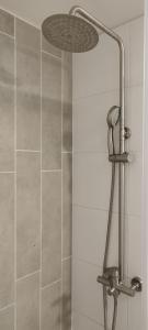 Departamento estudio con cama matrimonial y sofá cama, ideal para estadías largas