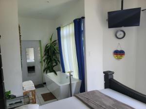 Beach house minutes from Ochi Rios and Ian Fleming airport