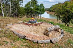 Kozy Retreat At The Lake by American Patriot Getaways