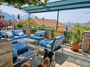 Villa Vi apartmen in a villa with a swimming pool