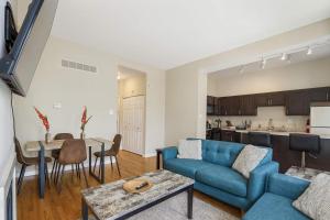 Stylish 2BR Apartment with Private Balcony near Soulard