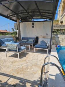 Villa Vi apartmen in a villa with a swimming pool