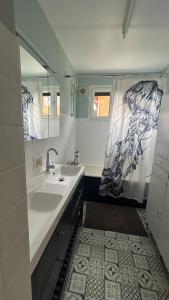 Appartements Apartment in a house near Lyon, Parc des Oiseaux : photos des chambres