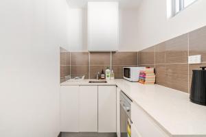 1 Block from Bondi Beach - Entire studio