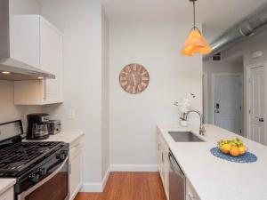 Jennifers Chic 2nd Floor Apt Private Deck w Views