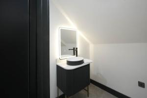 The Sixty Aparthotel - Central Cardiff Apartment with Parking