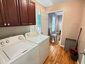 Comfy King Bed Townhouse with Outdoor Sitting Area