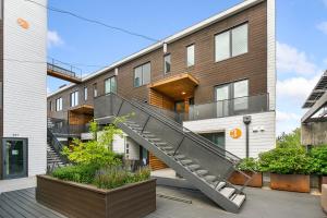 Modern Elegance on Linden - Walk, Bike Everywhere!