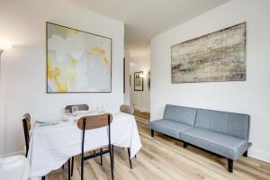 Steps to Food and Shops Cozy Condo in Jacksonville!