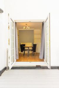 Charming 3BR Victorian House with Parking - 10 Mins to Kingston