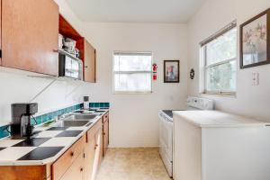 Steps to Food and Shops Cozy Condo in Jacksonville!