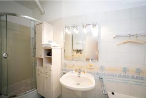 Premium Apartment with Shared Balcony & Free Parking