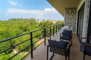 Luxury 2BD 2BA Ocean view 200m from beach