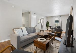 Upscale 2BD Townhouse in Dallas with Pool, Laundry, Desk