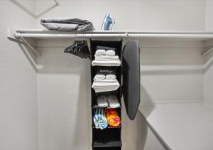 Upscale 2BD Townhouse in Dallas with Pool, Laundry, Desk