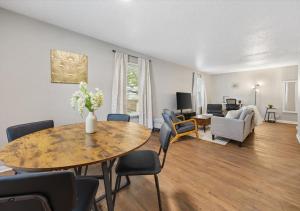 Upscale 2BD Townhouse in Dallas with Pool, Laundry, Desk