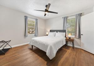 Upscale 2BD Townhouse in Dallas with Pool, Laundry, Desk