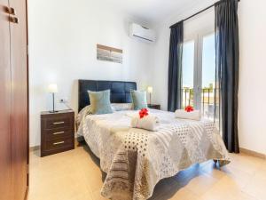 Stylish Island Villa with Sunlit Garden