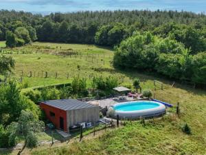 Maisons de vacances Maison isolee avec spa nordique, piscine et jardin privatif au coeur de la nature - FR-1-497-116 : Maison de Vacances (4 Adultes)