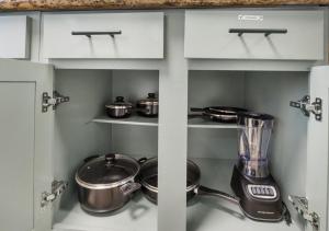 Upscale 1BD Queen Suite with Pool, Laundry, Desk, Parking