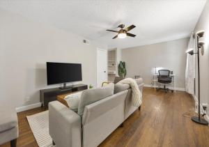 Upscale 1BD Queen Suite with Pool, Laundry, Desk, Parking