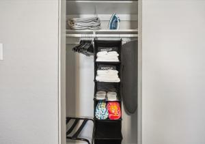 Upscale 1BD Queen Suite with Pool, Laundry, Desk, Parking