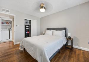 Upscale 1BD Queen Suite with Pool, Laundry, Desk, Parking