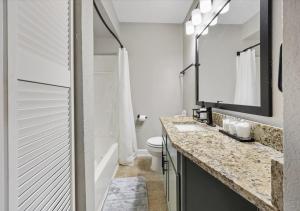 Upscale 1BD Queen Suite with Pool, Laundry, Desk, Parking