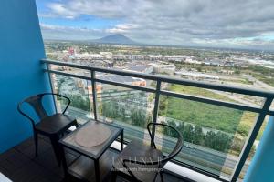La Luna II - Room for Couples with Mt Arayat View