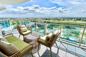 Deluxe - Family Room 1BR with Queen Bed & Beach View