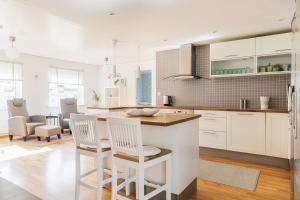 Stylish Family Retreat with Jacuzzi and Cinema