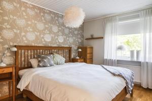 Stylish Family Retreat with Jacuzzi and Cinema