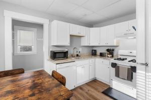 Sunny Room Steps from SCSU