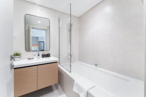 Free housekeeping visits during your stay - StayShort - Creek Harbour Sleeps 4 with City Views
