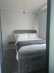 Waterfall Apartments Waterfall Cres