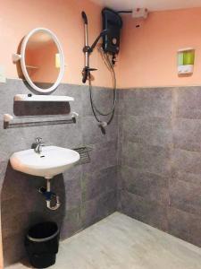 3 Bedrooms 2 storey House!