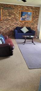 Home on the Bay on Esplanade and Buller St Kingscote-3 people in 2 nights get the 3rd night free