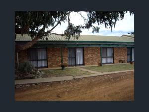 Home on the Bay on Esplanade and Buller St Kingscote-3 people in 2 nights get the 3rd night free