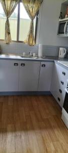 Home on the Bay on Esplanade and Buller St Kingscote-3 people in 2 nights get the 3rd night free