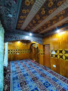 Raees Paying Guest House Naranag