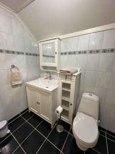 Comfortable room - Double bed - Private bathroom - Free parking - Shared kitchen - Bus stop and store 2 min walk