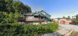 Comfortable room - Double bed - Private bathroom - Free parking - Shared kitchen - Bus stop and store 2 min walk