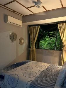 Habitación con baño privado y aíre acondicionado frente al mar