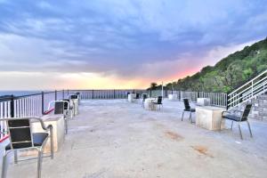 Dharamshala Luxury Hotel Pine View- Free Parking-cricket stadium 5 km-Mountain View-Felling like you are stay in 5 Star Hotel