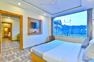Dharamshala Luxury Hotel Pine View- Free Parking-cricket stadium 5 km-Mountain View-Felling like you are stay in 5 Star Hotel