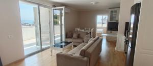 Penthouse dexception avec Rooftop vue mer et colline 3 chambres sur 2 étages 100m de la plage