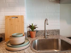 Studio Condo 3 mins to Mactan Airport with Pool and Gym