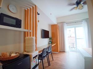 Studio Condo 3 mins to Mactan Airport with Pool and Gym