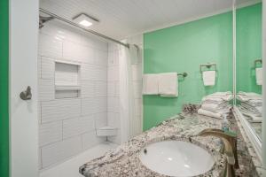 1001 Waters Edge Resort condo