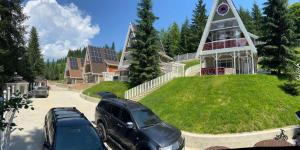 Двоповерховий апартамент у котеджі FREEMAN-3b з грилем та альтанкою над річкою